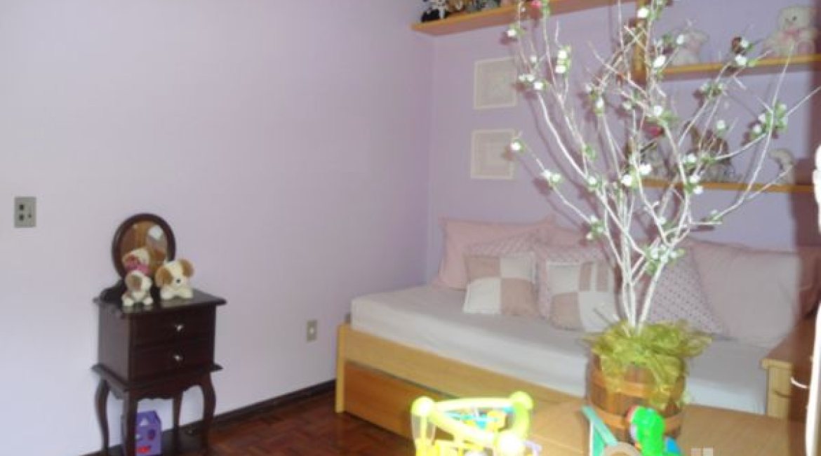 Casa à venda com 259m², 3 dormitórios, 1 suíte, 2 vagas, no bairro Jardim Isabel em Porto Alegre