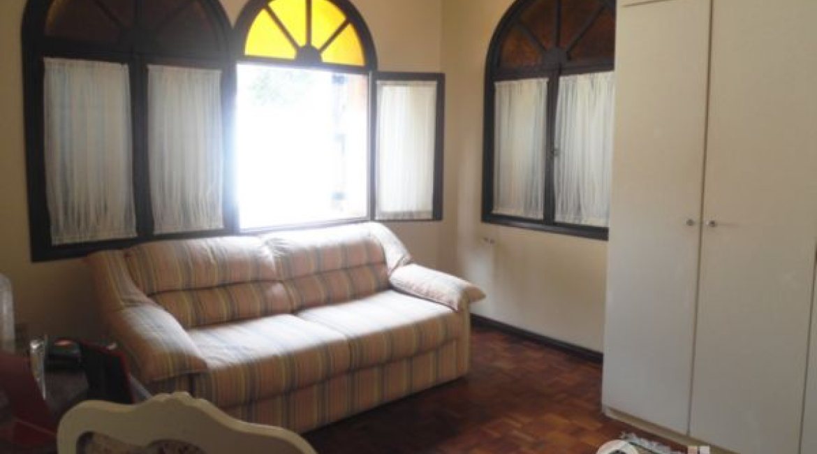 Casa à venda com 259m², 3 dormitórios, 1 suíte, 2 vagas, no bairro Jardim Isabel em Porto Alegre