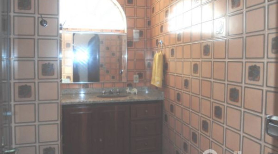 Casa à venda com 259m², 3 dormitórios, 1 suíte, 2 vagas, no bairro Jardim Isabel em Porto Alegre