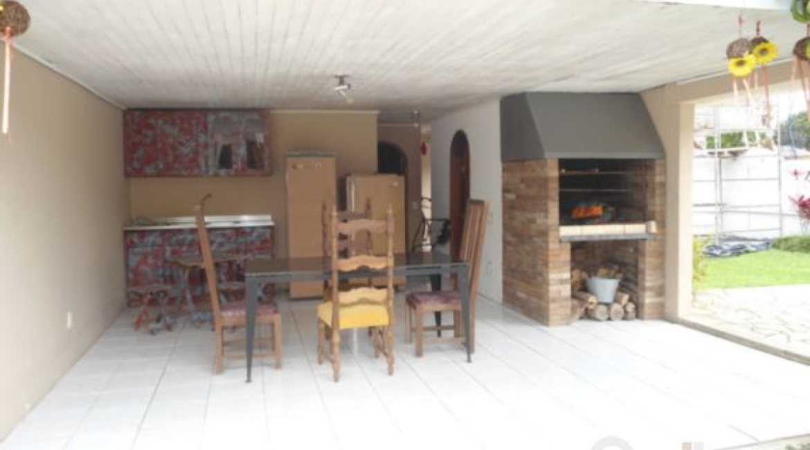 Casa à venda com 259m², 3 dormitórios, 1 suíte, 2 vagas, no bairro Jardim Isabel em Porto Alegre