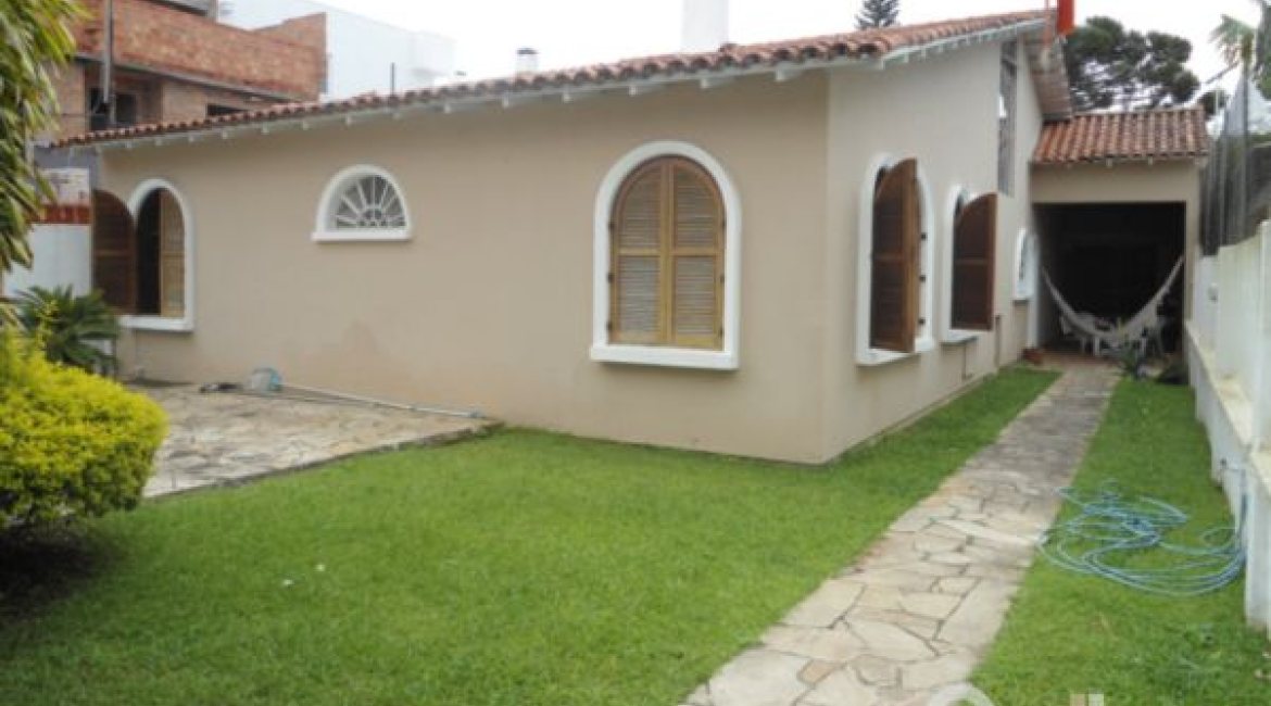 Casa à venda com 259m², 3 dormitórios, 1 suíte, 2 vagas, no bairro Jardim Isabel em Porto Alegre