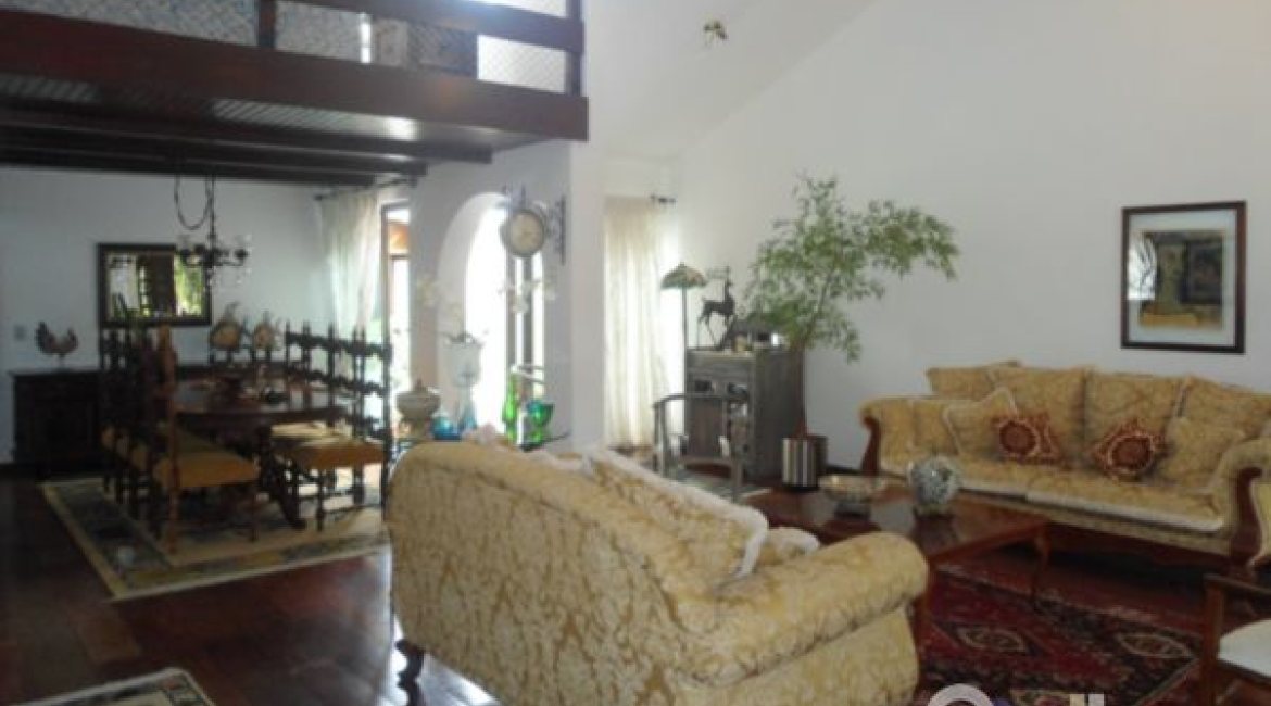 Casa à venda com 259m², 3 dormitórios, 1 suíte, 2 vagas, no bairro Jardim Isabel em Porto Alegre