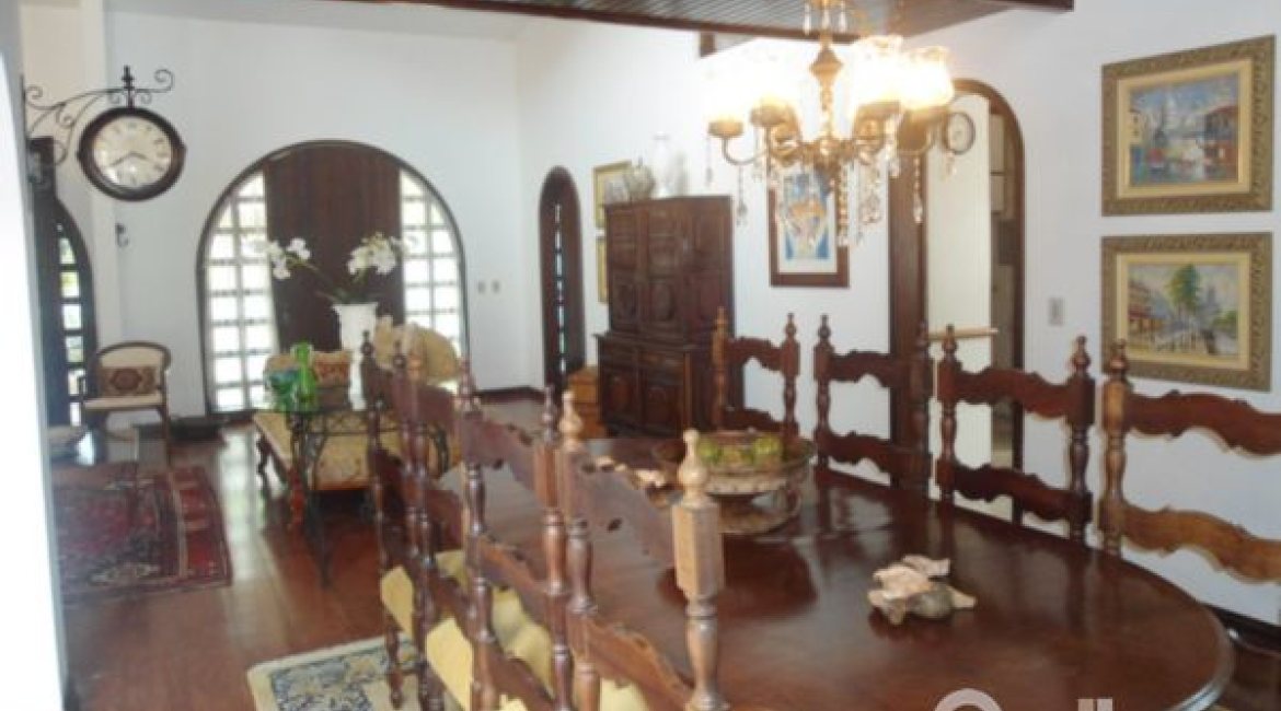 Casa à venda com 259m², 3 dormitórios, 1 suíte, 2 vagas, no bairro Jardim Isabel em Porto Alegre