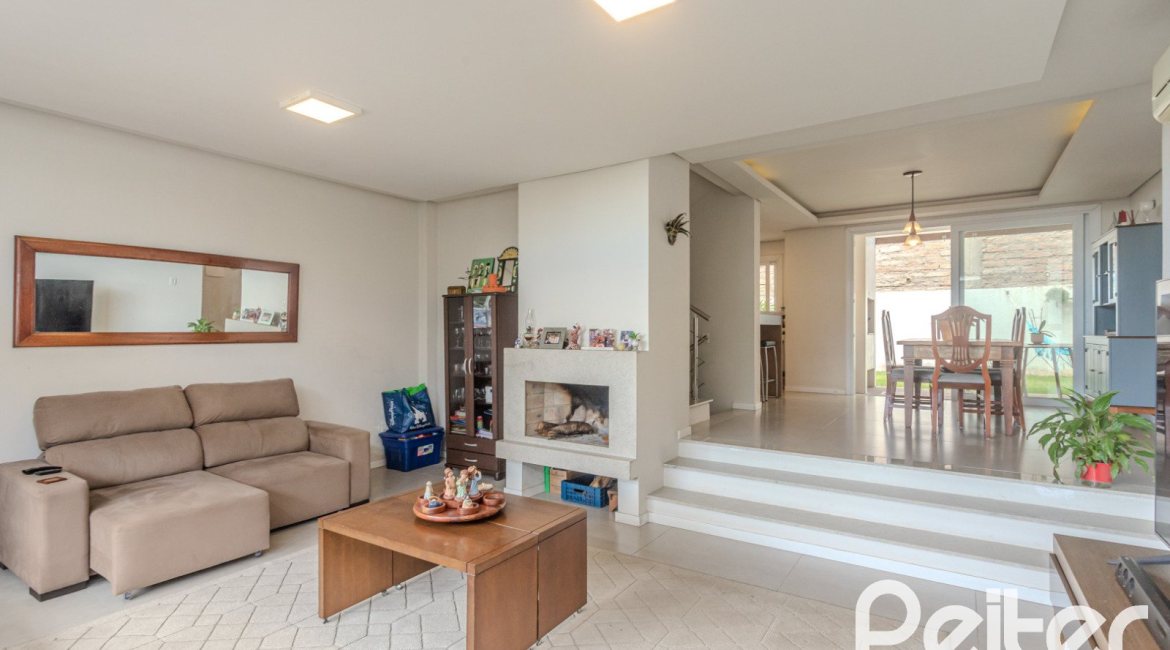 Casa à venda com 257m², 3 dormitórios, 3 suítes, 3 vagas, no bairro Sétimo Céu em Porto Alegre