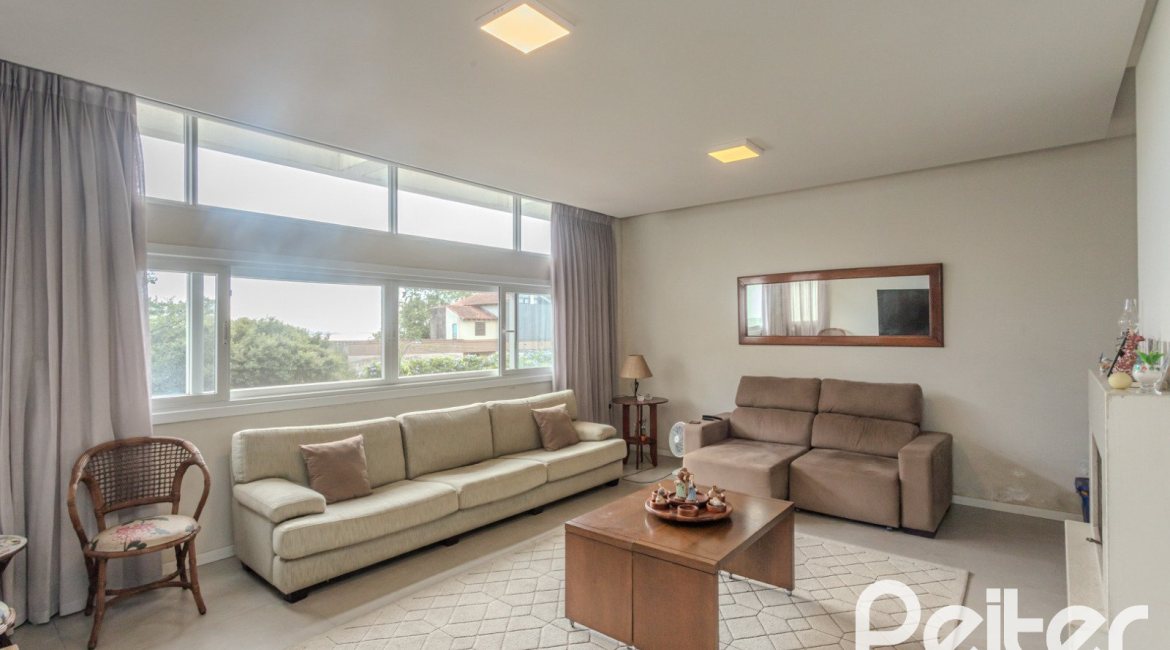 Casa à venda com 257m², 3 dormitórios, 3 suítes, 3 vagas, no bairro Sétimo Céu em Porto Alegre