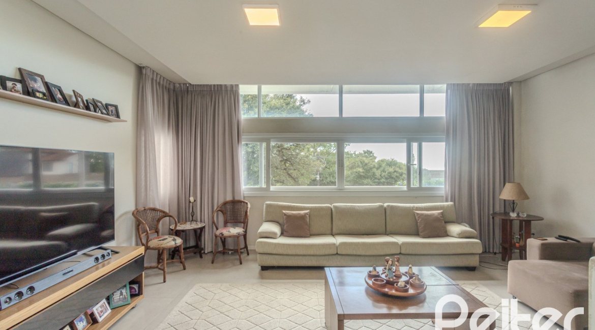 Casa à venda com 257m², 3 dormitórios, 3 suítes, 3 vagas, no bairro Sétimo Céu em Porto Alegre
