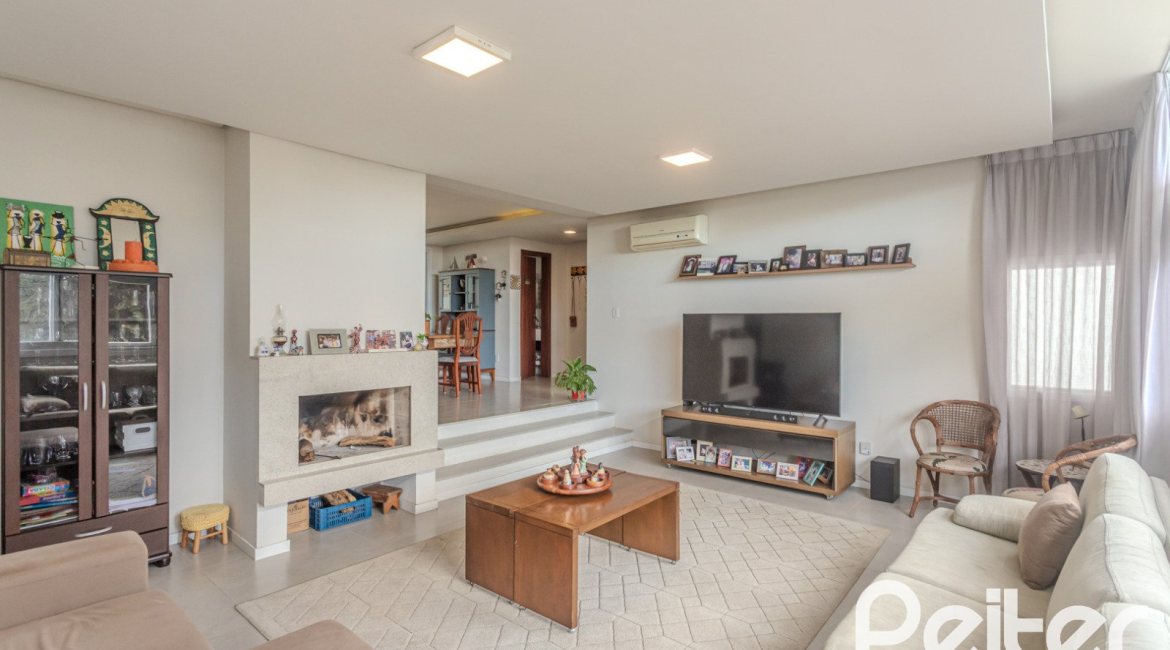 Casa à venda com 257m², 3 dormitórios, 3 suítes, 3 vagas, no bairro Sétimo Céu em Porto Alegre