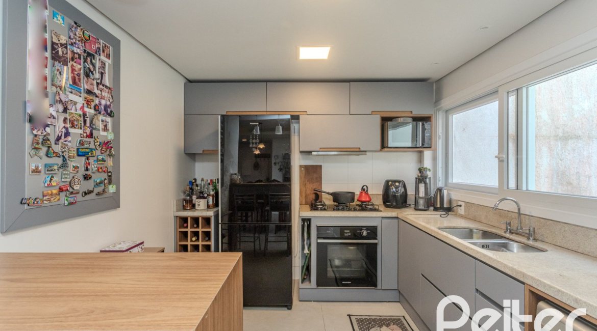 Casa à venda com 257m², 3 dormitórios, 3 suítes, 3 vagas, no bairro Sétimo Céu em Porto Alegre