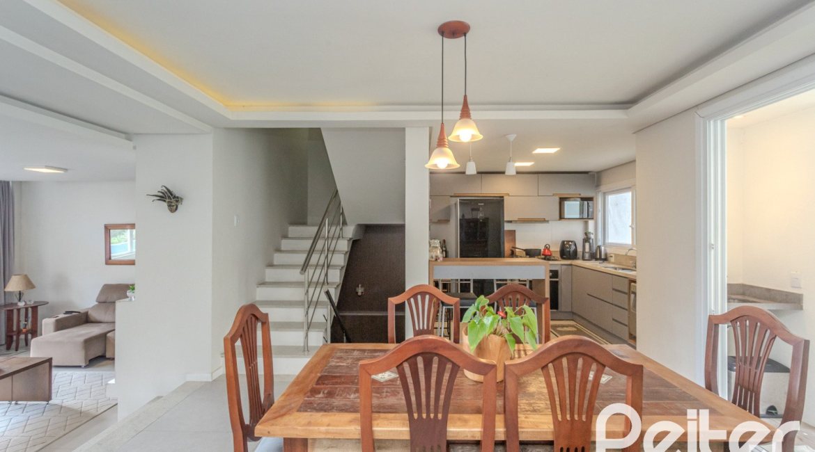 Casa à venda com 257m², 3 dormitórios, 3 suítes, 3 vagas, no bairro Sétimo Céu em Porto Alegre