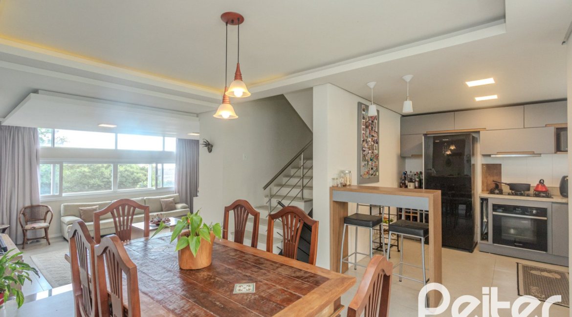 Casa à venda com 257m², 3 dormitórios, 3 suítes, 3 vagas, no bairro Sétimo Céu em Porto Alegre