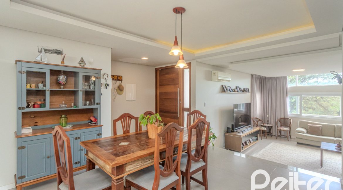 Casa à venda com 257m², 3 dormitórios, 3 suítes, 3 vagas, no bairro Sétimo Céu em Porto Alegre