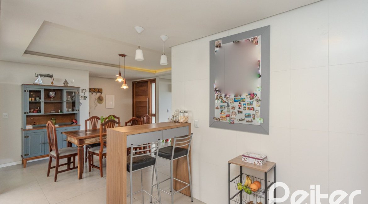 Casa à venda com 257m², 3 dormitórios, 3 suítes, 3 vagas, no bairro Sétimo Céu em Porto Alegre