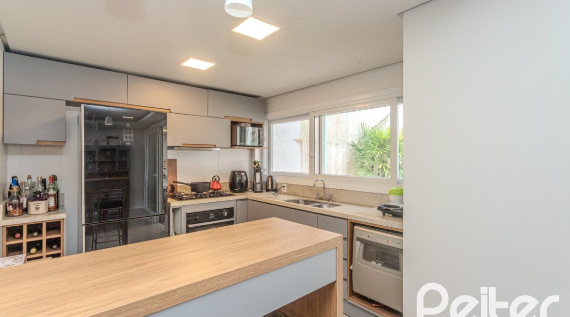 Casa à venda com 257m², 3 dormitórios, 3 suítes, 3 vagas, no bairro Sétimo Céu em Porto Alegre