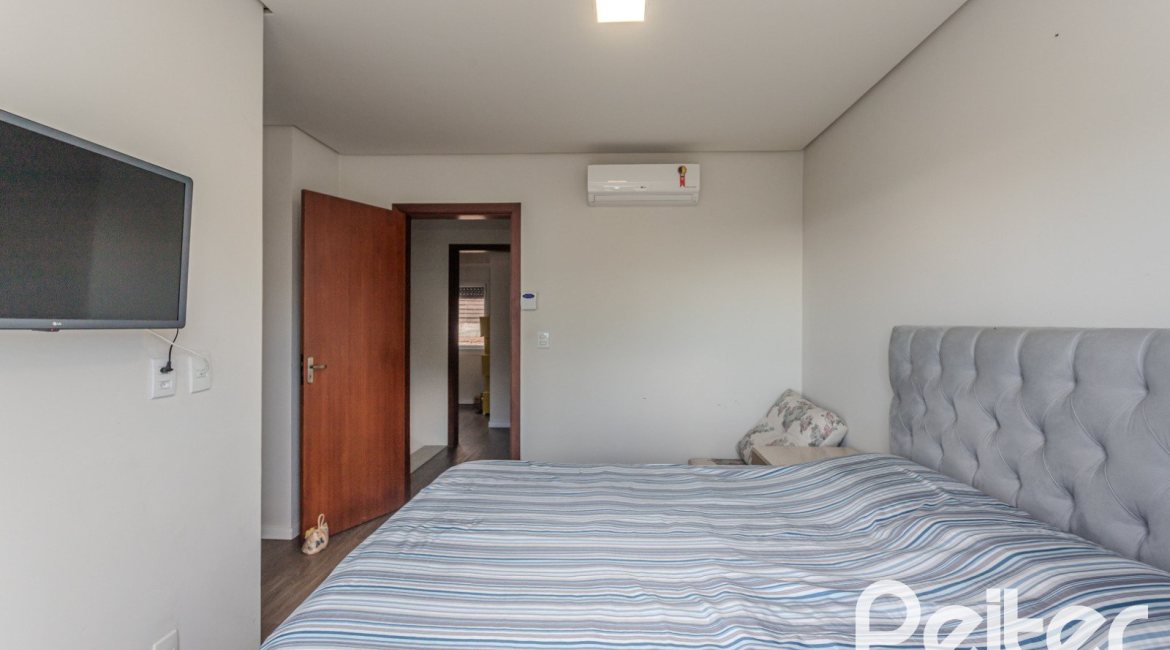 Casa à venda com 257m², 3 dormitórios, 3 suítes, 3 vagas, no bairro Sétimo Céu em Porto Alegre
