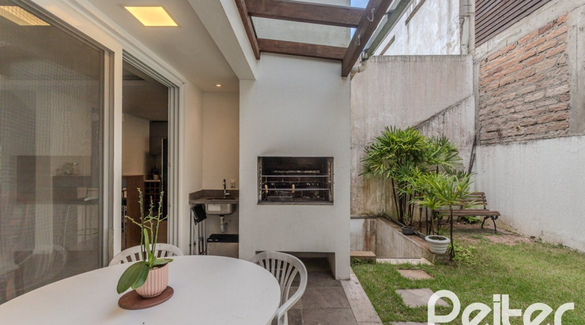 Casa à venda com 257m², 3 dormitórios, 3 suítes, 3 vagas, no bairro Sétimo Céu em Porto Alegre