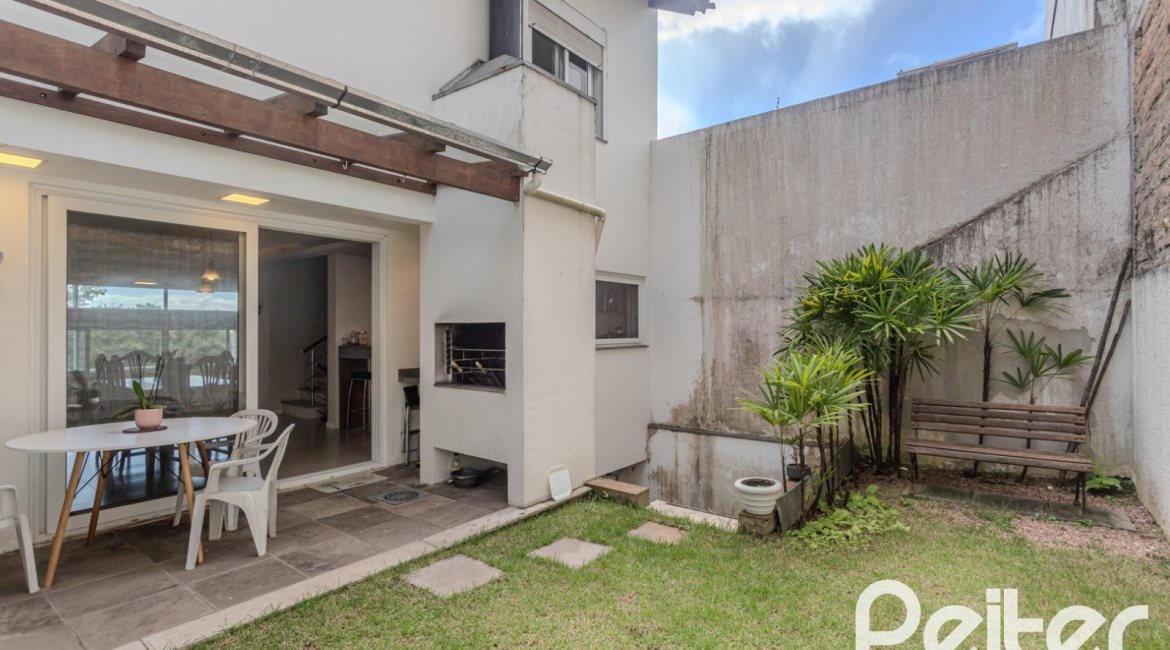Casa à venda com 257m², 3 dormitórios, 3 suítes, 3 vagas, no bairro Sétimo Céu em Porto Alegre
