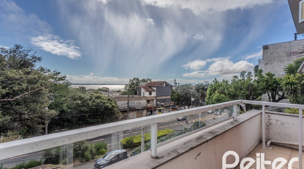 Casa à venda com 257m², 3 dormitórios, 3 suítes, 3 vagas, no bairro Sétimo Céu em Porto Alegre