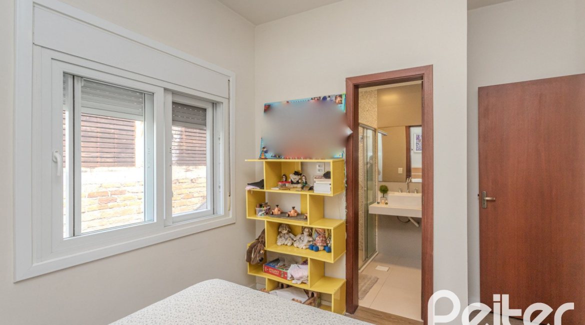 Casa à venda com 257m², 3 dormitórios, 3 suítes, 3 vagas, no bairro Sétimo Céu em Porto Alegre