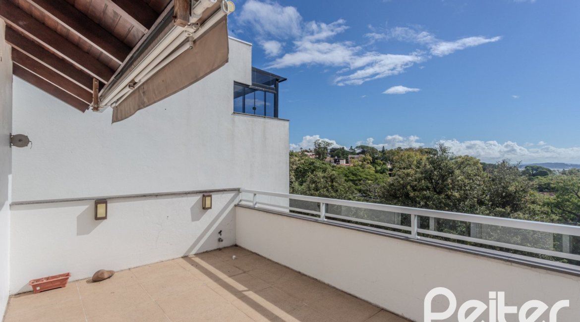 Casa à venda com 257m², 3 dormitórios, 3 suítes, 3 vagas, no bairro Sétimo Céu em Porto Alegre
