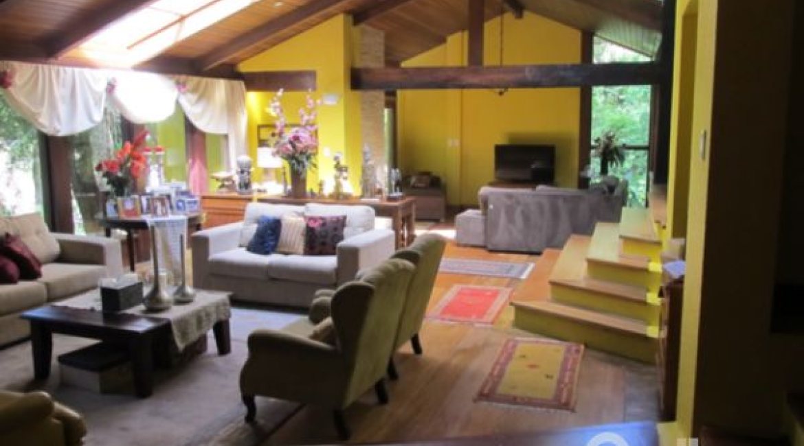 Casa à venda com 600m², 7 dormitórios, 3 suítes, 3 vagas, no bairro Espírito Santo em Porto Alegre