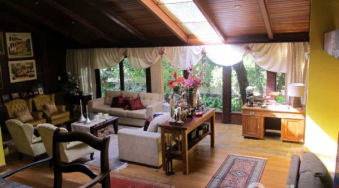 Casa à venda com 600m², 7 dormitórios, 3 suítes, 3 vagas, no bairro Espírito Santo em Porto Alegre