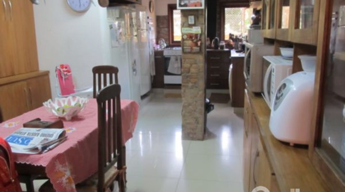 Casa à venda com 600m², 7 dormitórios, 3 suítes, 3 vagas, no bairro Espírito Santo em Porto Alegre