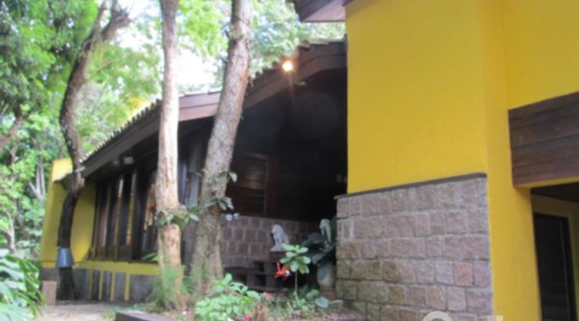 Casa à venda com 600m², 7 dormitórios, 3 suítes, 3 vagas, no bairro Espírito Santo em Porto Alegre