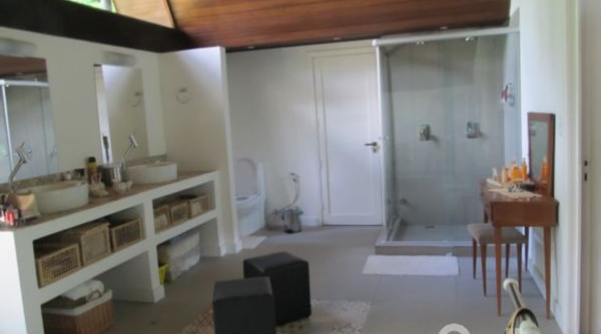 Casa à venda com 600m², 7 dormitórios, 3 suítes, 3 vagas, no bairro Espírito Santo em Porto Alegre