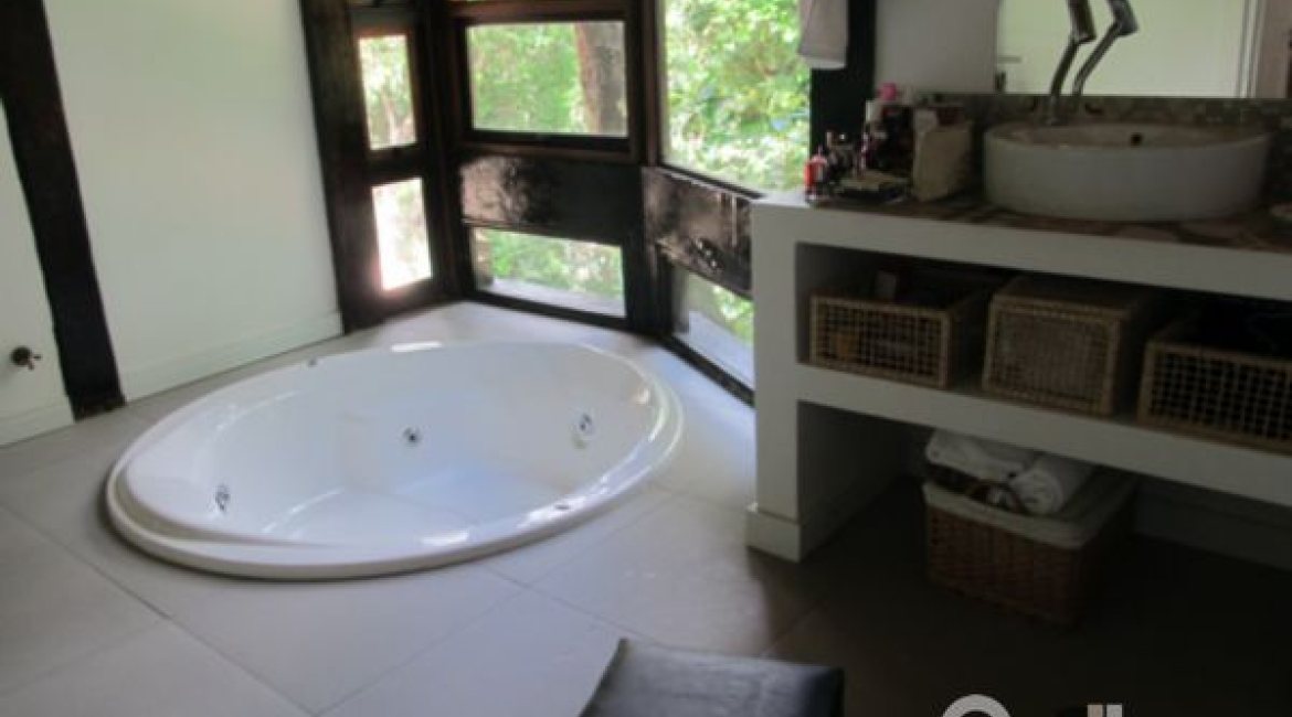 Casa à venda com 600m², 7 dormitórios, 3 suítes, 3 vagas, no bairro Espírito Santo em Porto Alegre