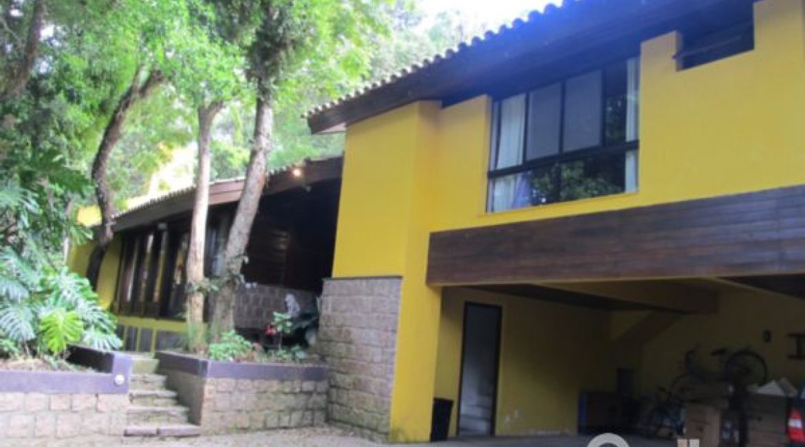 Casa à venda com 600m², 7 dormitórios, 3 suítes, 3 vagas, no bairro Espírito Santo em Porto Alegre