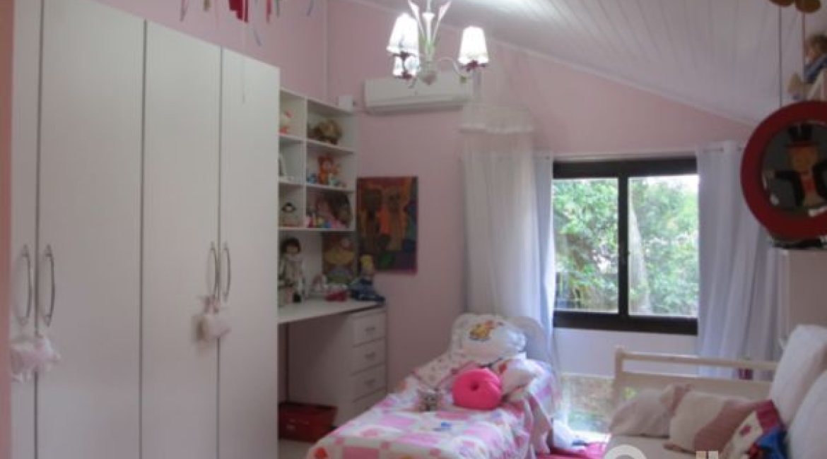 Casa à venda com 600m², 7 dormitórios, 3 suítes, 3 vagas, no bairro Espírito Santo em Porto Alegre