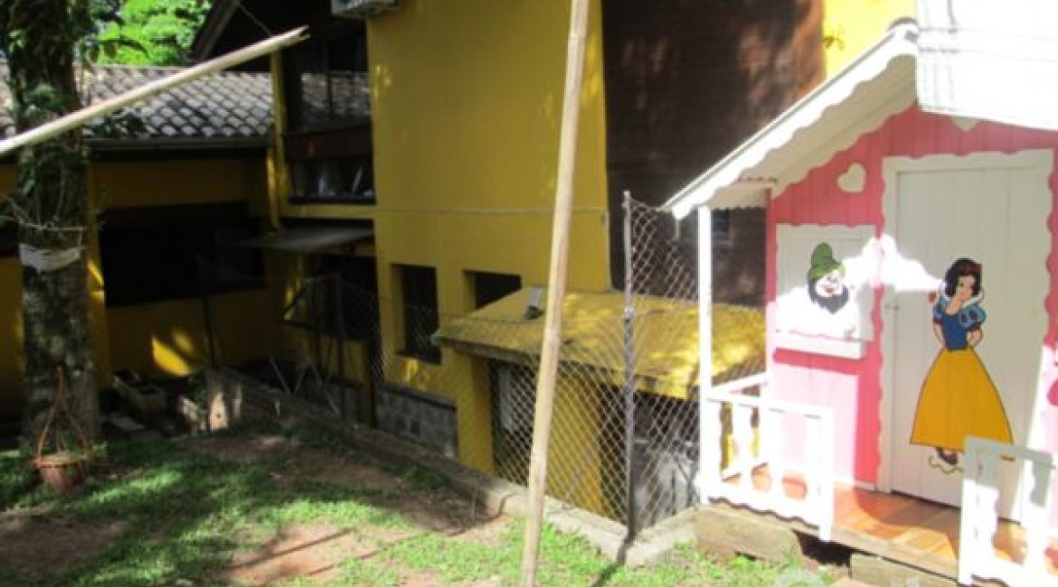 Casa à venda com 600m², 7 dormitórios, 3 suítes, 3 vagas, no bairro Espírito Santo em Porto Alegre