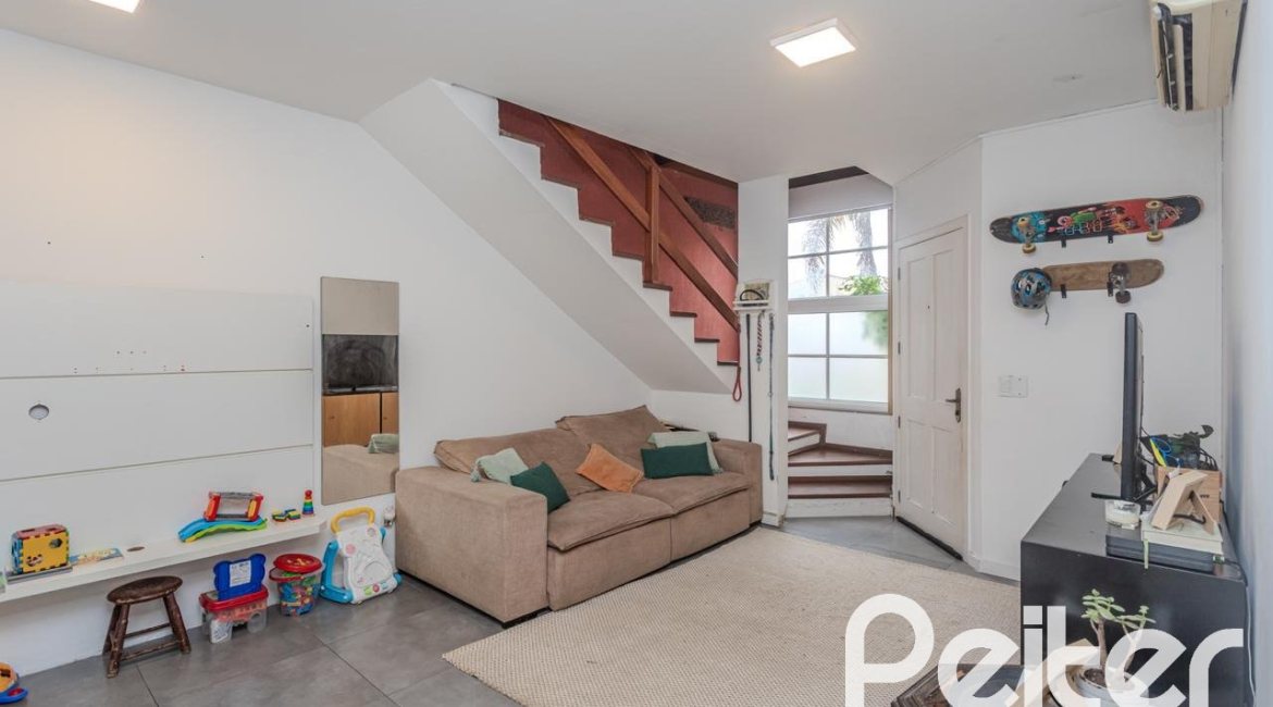 Casa em Condomínio à venda com 131m², 3 dormitórios, 2 suítes, 2 vagas, no bairro Tristeza em Porto Alegre