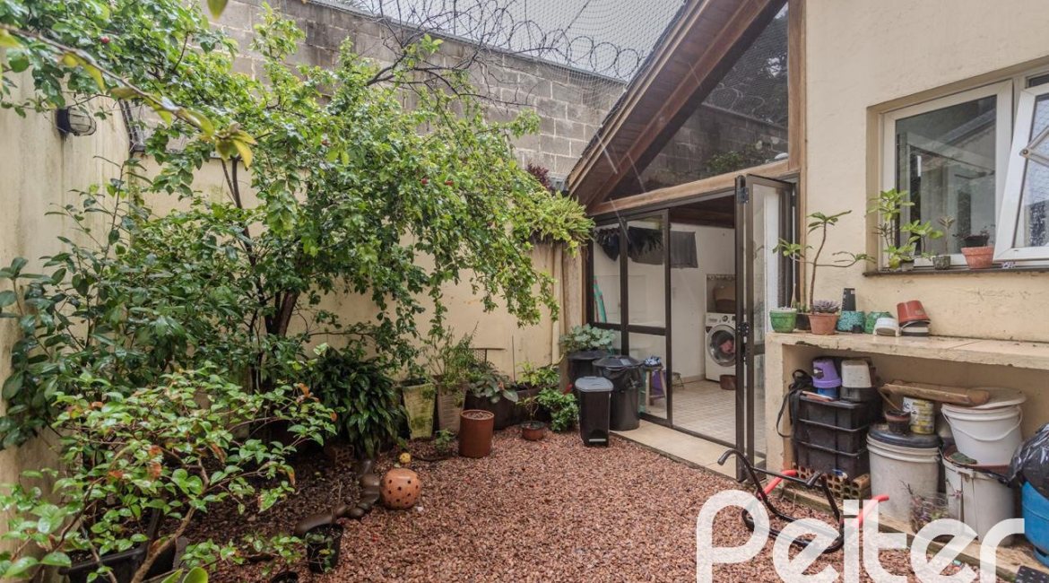 Casa em Condomínio à venda com 131m², 3 dormitórios, 2 suítes, 2 vagas, no bairro Tristeza em Porto Alegre