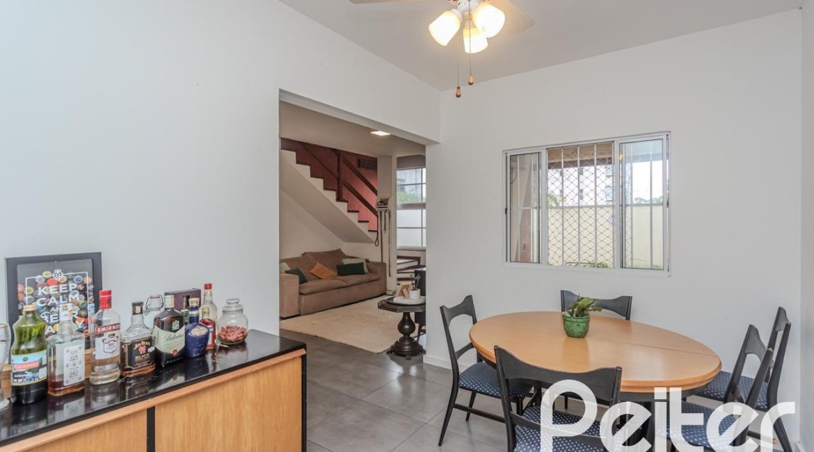 Casa em Condomínio à venda com 131m², 3 dormitórios, 2 suítes, 2 vagas, no bairro Tristeza em Porto Alegre