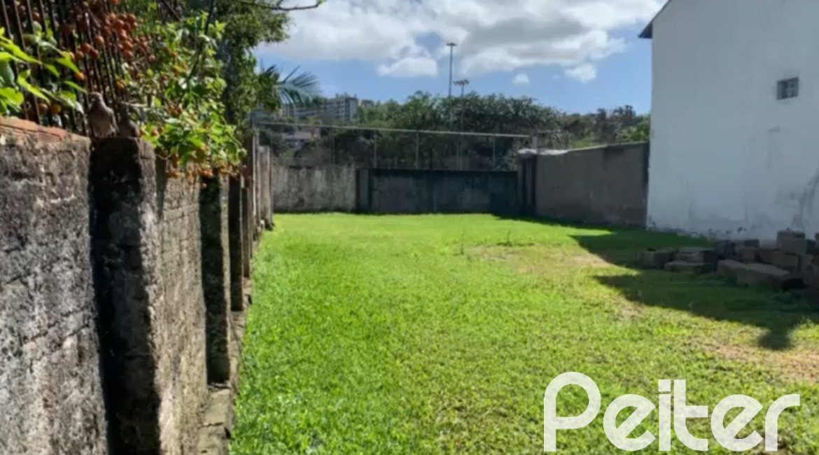 Terreno à venda com 330m², no bairro Cavalhada em Porto Alegre