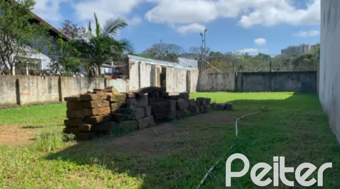 Terreno à venda com 330m², no bairro Cavalhada em Porto Alegre