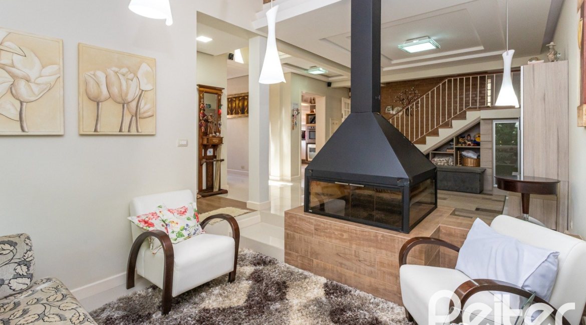 Casa à venda com 226m², 3 dormitórios, 1 suíte, 4 vagas, no bairro Ipanema em Porto Alegre