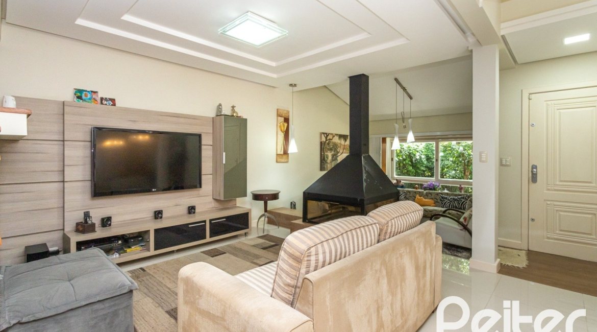 Casa à venda com 226m², 3 dormitórios, 1 suíte, 4 vagas, no bairro Ipanema em Porto Alegre