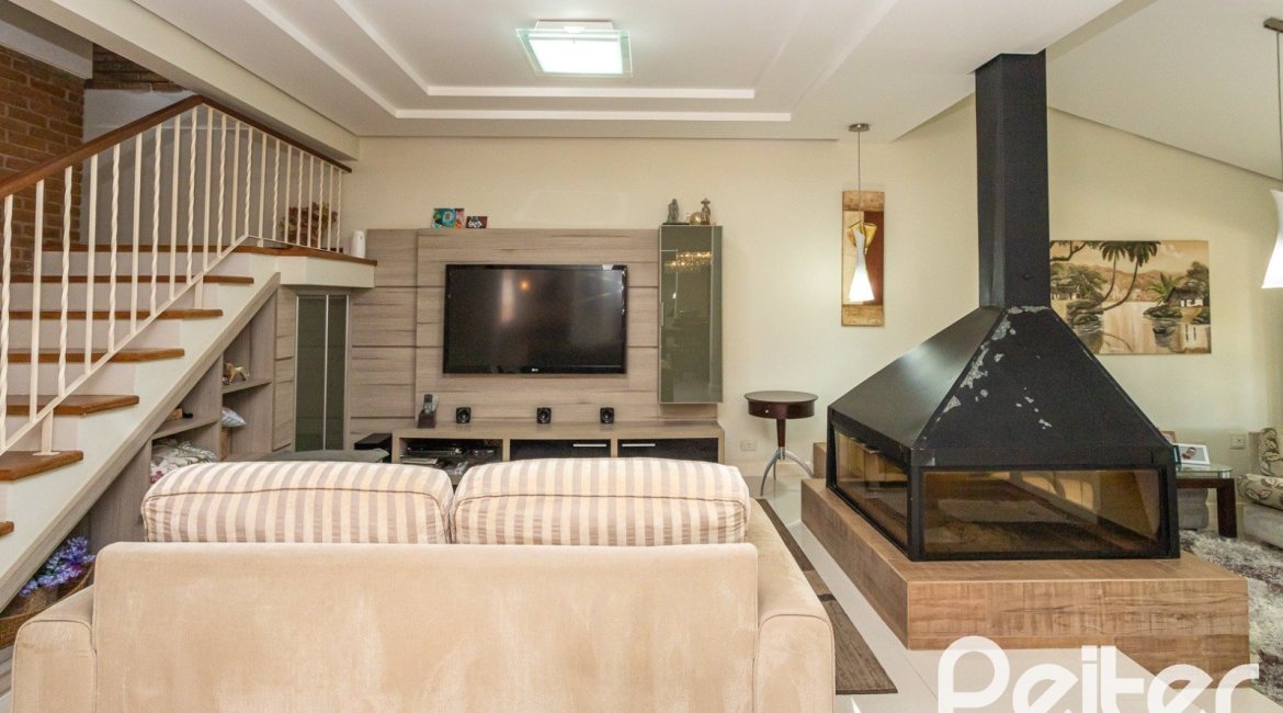 Casa à venda com 226m², 3 dormitórios, 1 suíte, 4 vagas, no bairro Ipanema em Porto Alegre