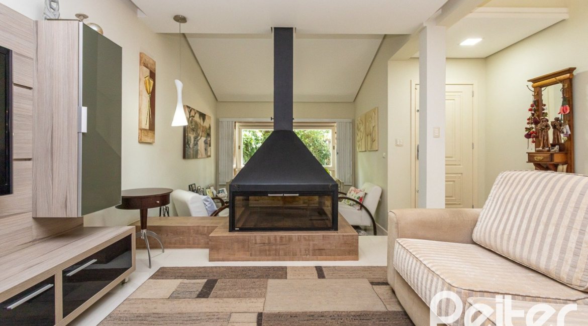 Casa à venda com 226m², 3 dormitórios, 1 suíte, 4 vagas, no bairro Ipanema em Porto Alegre