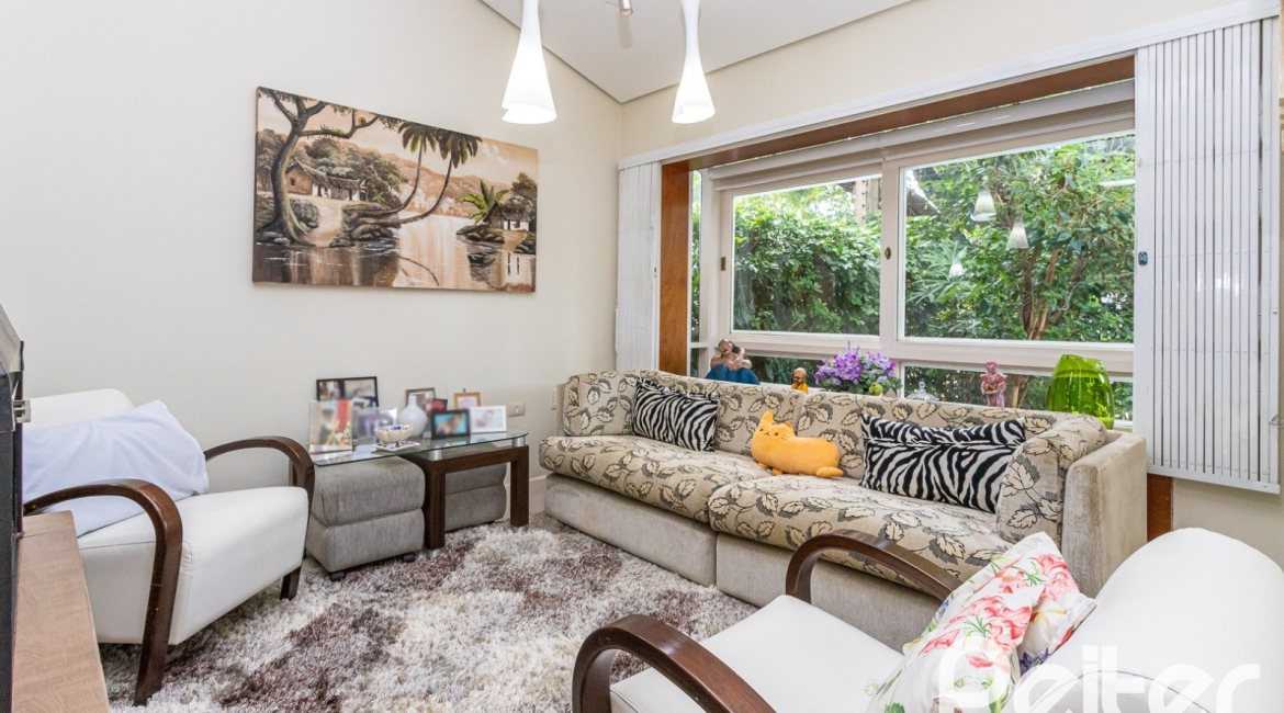 Casa à venda com 226m², 3 dormitórios, 1 suíte, 4 vagas, no bairro Ipanema em Porto Alegre