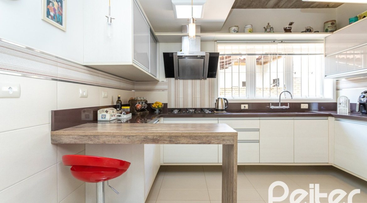 Casa à venda com 226m², 3 dormitórios, 1 suíte, 4 vagas, no bairro Ipanema em Porto Alegre