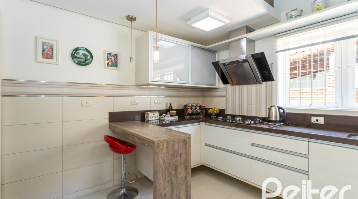 Casa à venda com 226m², 3 dormitórios, 1 suíte, 4 vagas, no bairro Ipanema em Porto Alegre