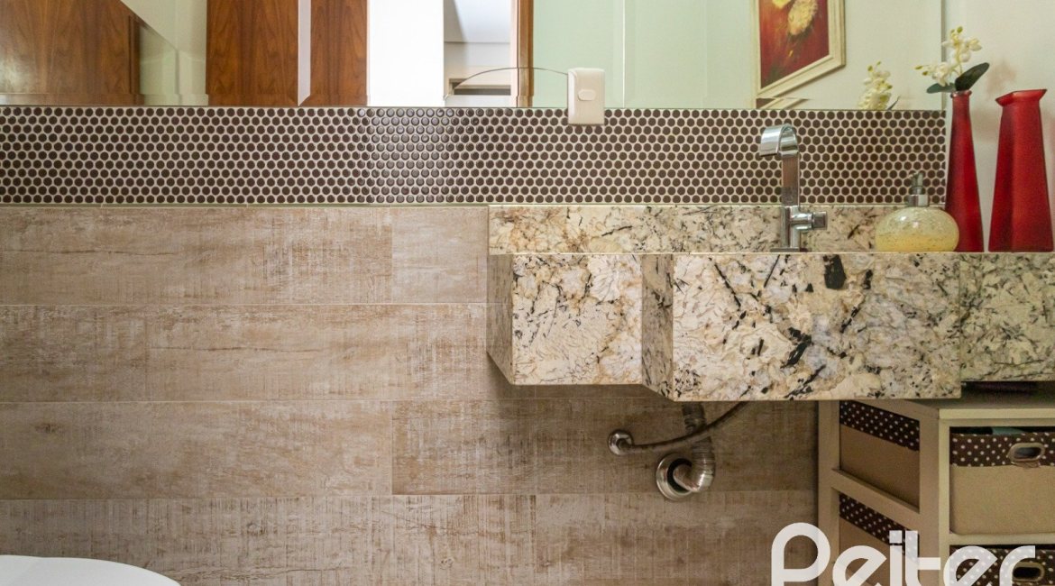 Casa à venda com 226m², 3 dormitórios, 1 suíte, 4 vagas, no bairro Ipanema em Porto Alegre