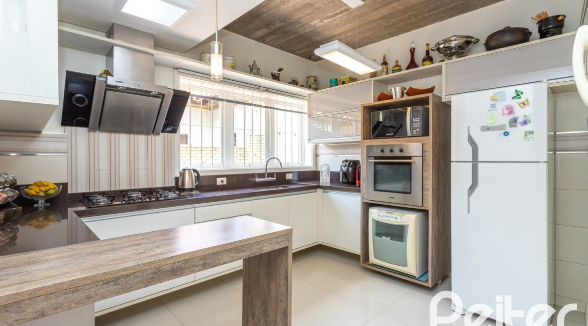 Casa à venda com 226m², 3 dormitórios, 1 suíte, 4 vagas, no bairro Ipanema em Porto Alegre