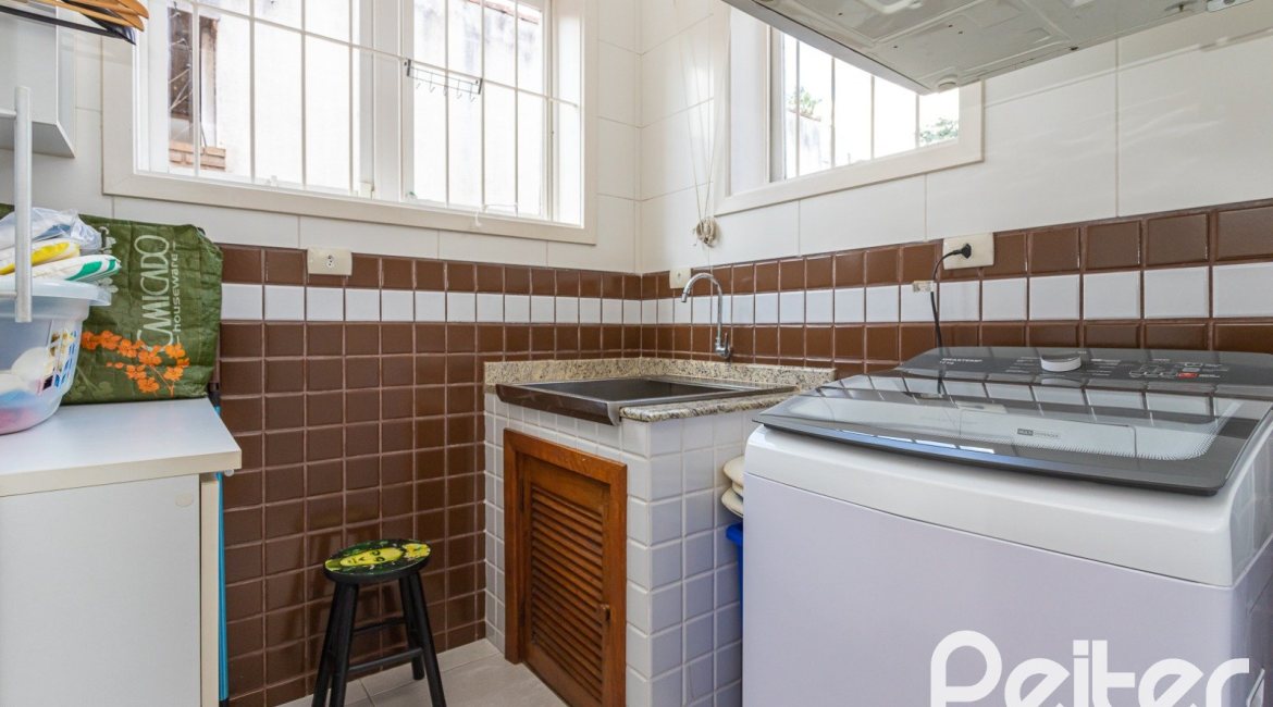 Casa à venda com 226m², 3 dormitórios, 1 suíte, 4 vagas, no bairro Ipanema em Porto Alegre