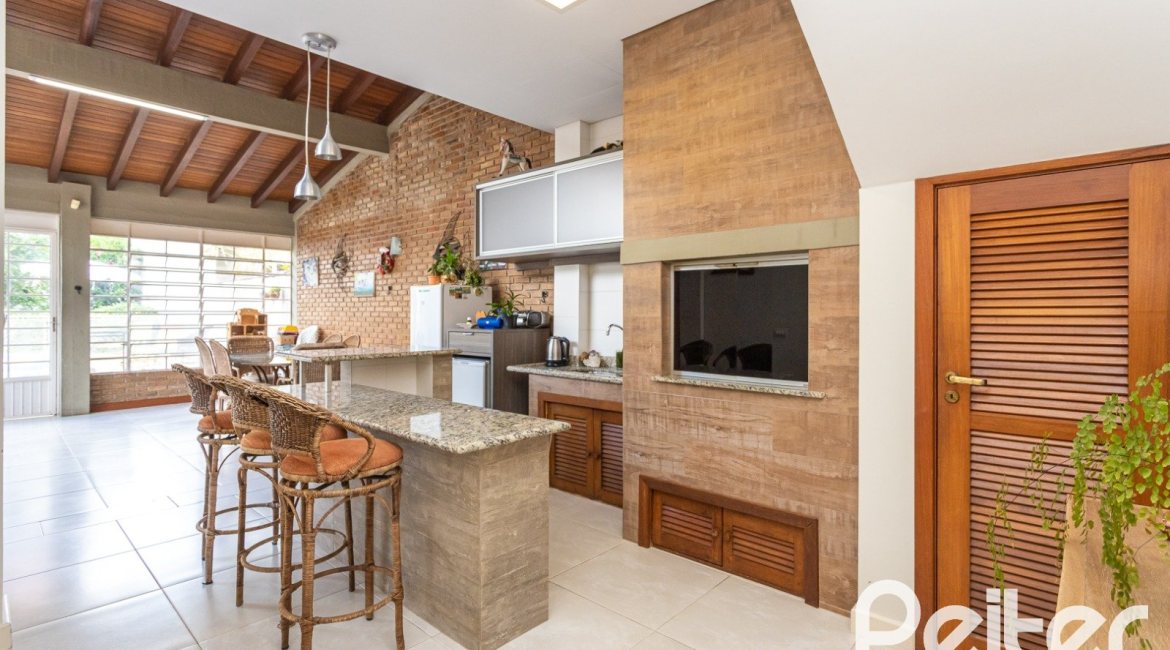 Casa à venda com 226m², 3 dormitórios, 1 suíte, 4 vagas, no bairro Ipanema em Porto Alegre