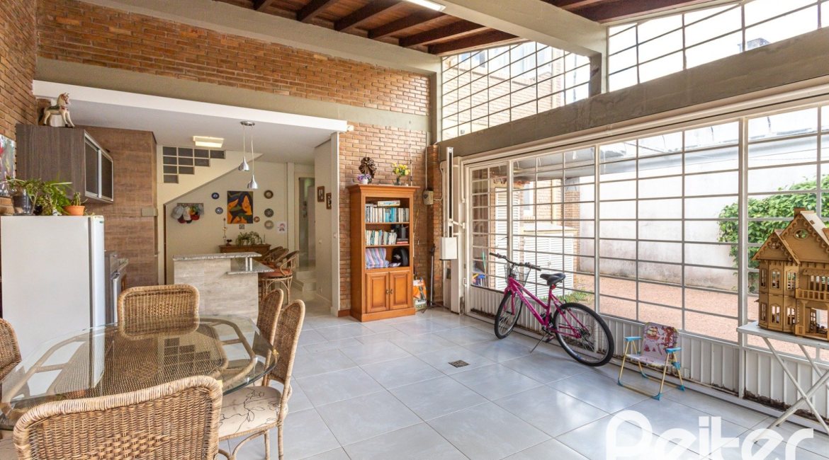 Casa à venda com 226m², 3 dormitórios, 1 suíte, 4 vagas, no bairro Ipanema em Porto Alegre