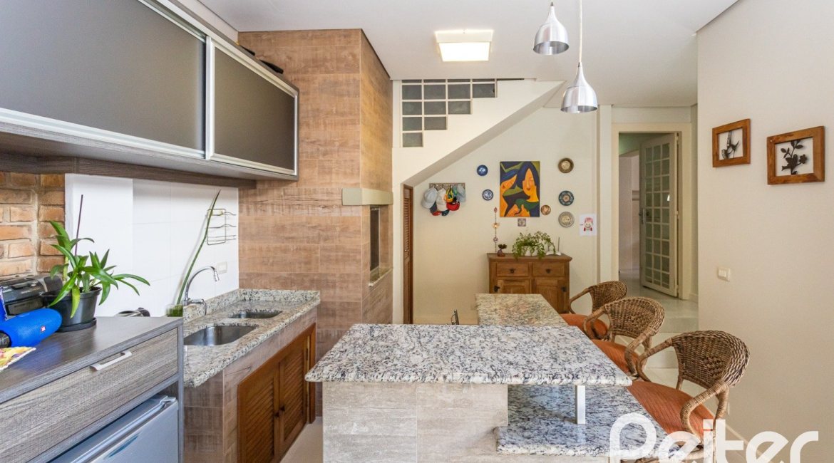 Casa à venda com 226m², 3 dormitórios, 1 suíte, 4 vagas, no bairro Ipanema em Porto Alegre